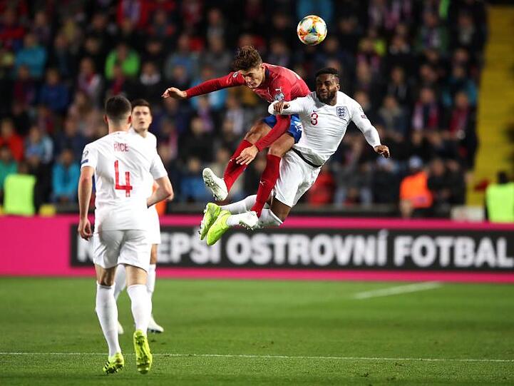 Tschechiens Patrik Schick (l) beim Kopfballduell mit dem Engländer Danny Rose.