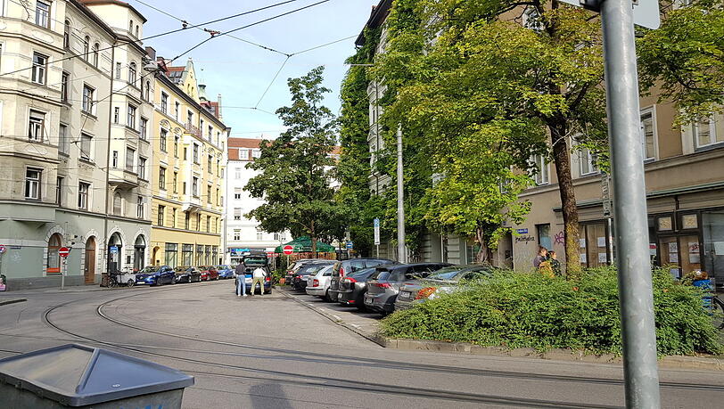 Diese Kreuzung soll umgestaltet werden: Die Parkplätze zum Beispiel mehr nach links, dann wäre Platz für Grün.