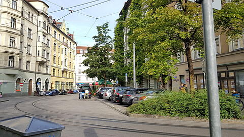 Diese Kreuzung soll umgestaltet werden: Die Parkplätze zum Beispiel mehr nach links, dann wäre Platz für Grün.