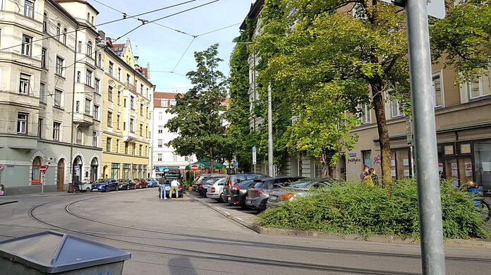Diese Kreuzung soll umgestaltet werden: Die Parkplätze zum Beispiel mehr nach links, dann wäre Platz für Grün.