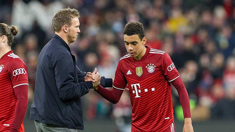Bayern-Trainer Julian Nagelsmann hält große Stücke auf Jamal Musiala, bringt ihn aber nur vergleichsweise selten von Beginn an. (Archivbild)
