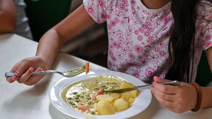 Mittagsmahlzeit für Schülerinnen und Schüler als Grundrecht? Das fordert zumindest das Deutsche Netzwerk Schulverpflegung.