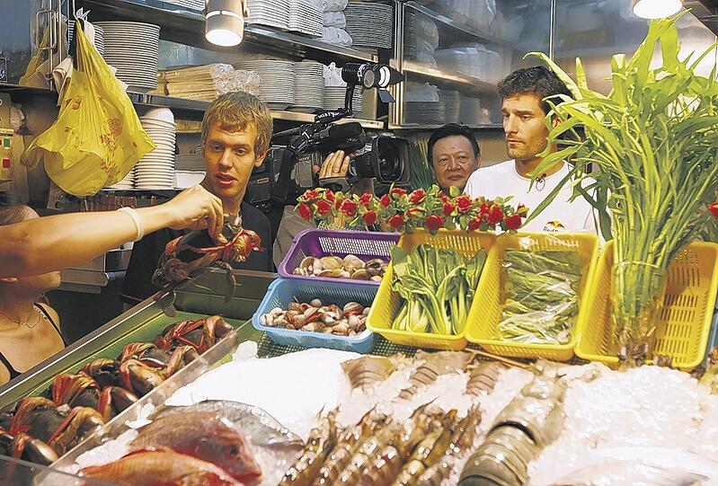 Auch Formel-1-Fahrer müssen mal was essen: Sebastian Vettel (li.) und Red-Bull-Pilot Mark Webber besuchten in Singapur gleich mal den Fischmarkt.