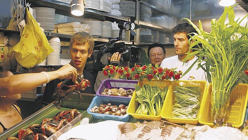 Auch Formel-1-Fahrer müssen mal was essen: Sebastian Vettel (li.) und Red-Bull-Pilot Mark Webber besuchten in Singapur gleich mal den Fischmarkt.