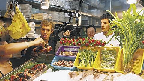 Auch Formel-1-Fahrer müssen mal was essen: Sebastian Vettel (li.) und Red-Bull-Pilot Mark Webber besuchten in Singapur gleich mal den Fischmarkt.
