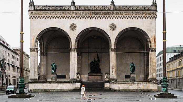 Ab kommendem Jahr soll die berühmte Feldherrnhalle in der Münchner City generalsaniert werden. Die Marmorlöwen zu Seiten des Treppenaufgangs wurden 1905 von Wilhelm Ruemann geschaffen.