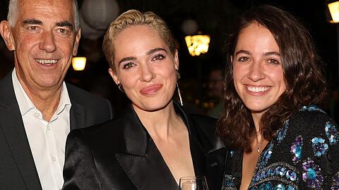 Judith Altenberger (r.) mit ihrer Schwester Verena Altenberger und ihrem Vater bei der "Jedermann"-Premierenfeier der Salzburger Festspiele.