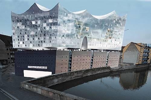 So könnte er aussehen, ein neuer Nürnberger Konzertsaal: In der Fotomontage von AZ-Fotograf Berny Meyer steht die Hamburger Elbphilharmonie auf dem Augustinerhof.
