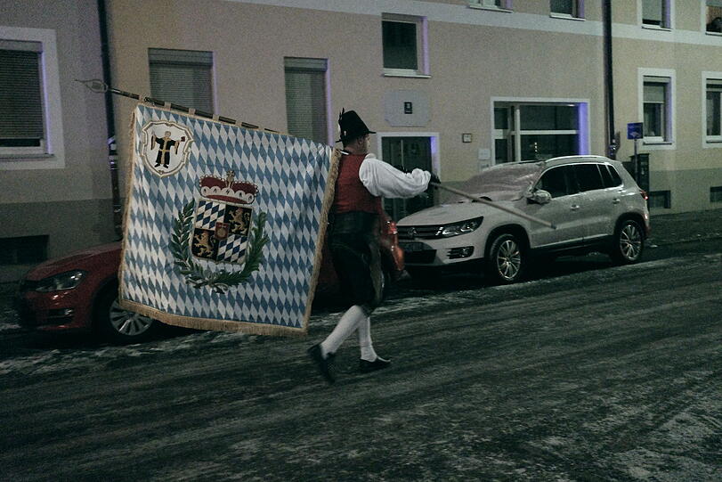 Der Fahnentr&auml;ger auf dem Weg durch die Stra&szlig;en, die nach Teilnehmern an Sendlinger Bauernschlacht benannt sind.