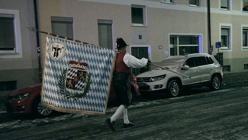 Der Fahnentr&auml;ger auf dem Weg durch die Stra&szlig;en, die nach Teilnehmern an Sendlinger Bauernschlacht benannt sind.