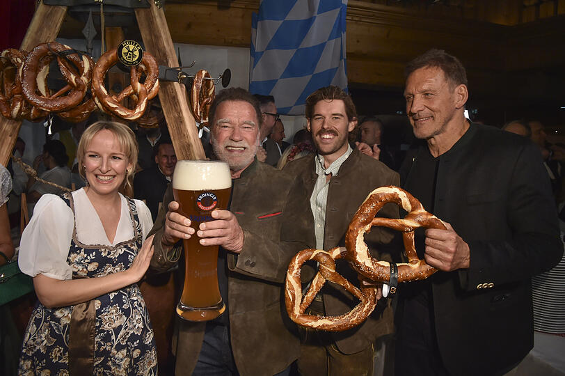 Stanglwirt-Junior-Chefin Maria Hauser (v.l.) mit Arnold Schwarzenegger, Sohn Christopher und "Gladiator"-Legende Ralf Moeller. Stanglwirt-Junior-Chefin Maria Hauser (v.l.) mit Arnold Schwarzenegger, Sohn Christopher und "Gladiator"-Legende Ralf Moeller.