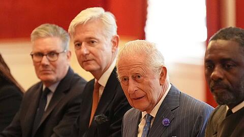 K&ouml;nig Charles (r.) und sein langj&auml;hriger Privatsekret&auml;r Sir Clive Alderton bei einem Empfang im Juli 2025.