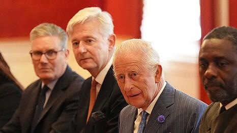 K&ouml;nig Charles (r.) und sein langj&auml;hriger Privatsekret&auml;r Sir Clive Alderton bei einem Empfang im Juli 2025.