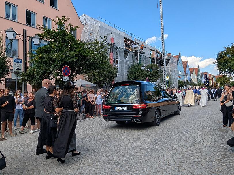 Der Trauerzug durch Erding beginnt in der Langen Zeile. Im Auto wird der Sarg von Werner Brombach zum Friedhof gebracht. Gleich dahinter geht seine Tochter (Mitte). Der Trauerzug durch Erding beginnt in der Langen Zeile. Im Auto wird der Sarg von Werner Brombach zum Friedhof gebracht. Gleich dahinter geht seine Tochter (Mitte).