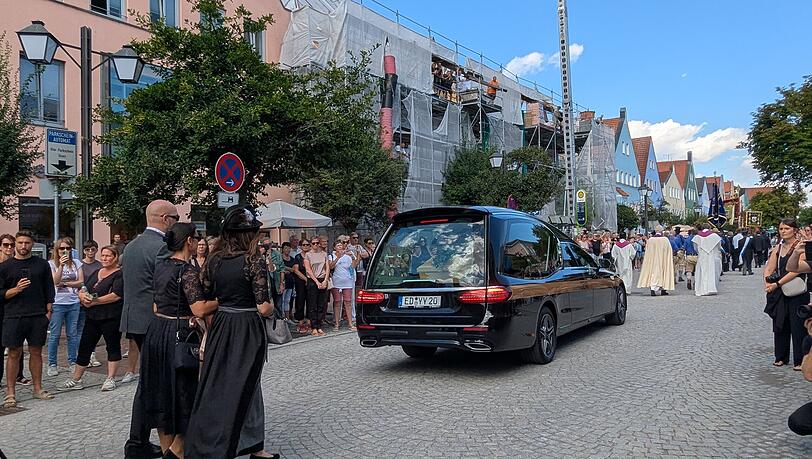 Der Trauerzug durch Erding beginnt in der Langen Zeile. Im Auto wird der Sarg von Werner Brombach zum Friedhof gebracht. Gleich dahinter geht seine Tochter (Mitte). Der Trauerzug durch Erding beginnt in der Langen Zeile. Im Auto wird der Sarg von Werner Brombach zum Friedhof gebracht. Gleich dahinter geht seine Tochter (Mitte).