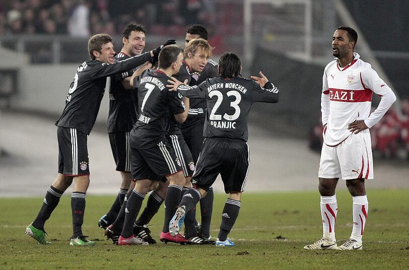 16. Spieltag: VfB Stuttgart - FC Bayern (09.-11.12.2011). Im letzten Spiel der vergangenen Hinrunde gibt es in Stuttgart acht Tore zu sehen. Es steht durch drei Treffer von Mario Gomez und jeweils einem von Thomas Müller und Frank Ribery zwischenzeitlich 5:1. Stuttgart macht es jedoch noch einmal spannend und verkürzt auf 5:3. Der 50. Ligasieg des FCB beim VfB gerät dennoch nicht in Gefahr.