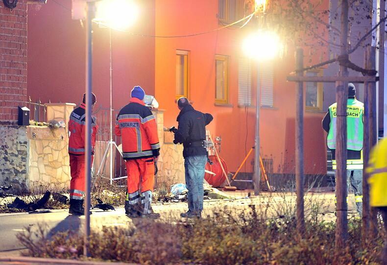 In Alzenau ist am Sonntag ein Autofahrer in eine Familie gerast. Die Frau und das Kind starben. Warum es zu dem schlimmen Unglück kam, ist bisher nicht bekannt.