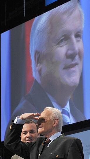 Bier und Politik - eine wundervolle Symbiose, zumindest am Aschermittwoch: Sehen Sie hier die Bilder des deftigen Polit-Klamauks mit OB Ude, Horst Seehofer, Claudia Roth und Co....