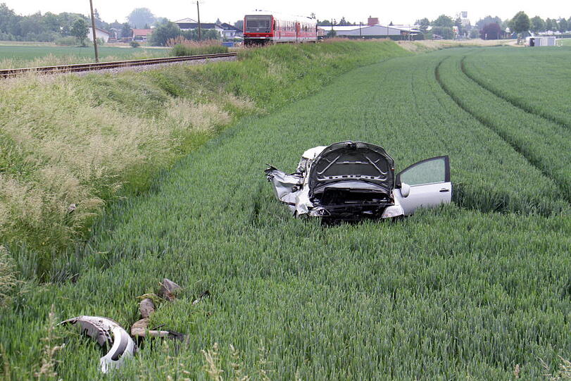 Tödliches Zug-Drama in Pocking: Ein Auto ist an einem Bahnübergang mit einem Regionalzug kollidiert.