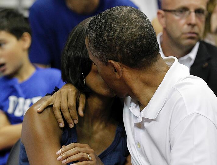 Von der "Kiss Cam" erwischt: Obama knutscht seine Michelle beim Basketball in Washington - sehen Sie hier die besten Bilder.