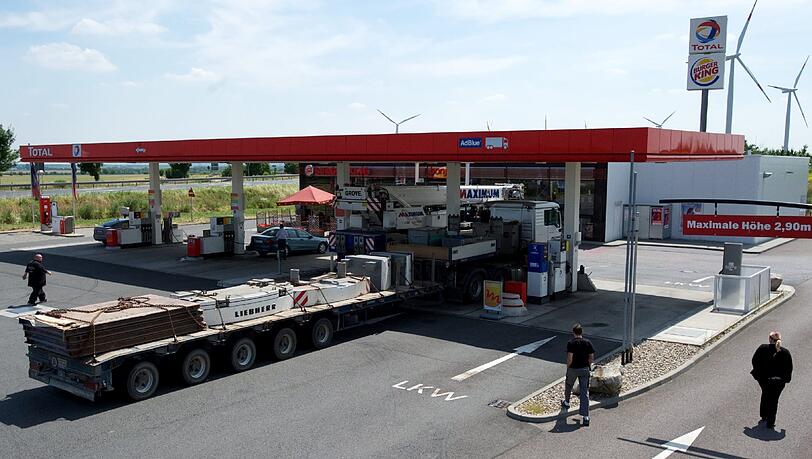 Der Autohof Leuna an der A 38, Abfahrt 26 der Total TD Autoservice GmbH. Der ADAC hat deutsche Raststätten und Autohöfe untersucht. Der Autohof Leuna an der A 38, Abfahrt 26 der Total TD Autoservice GmbH. Der ADAC hat deutsche Raststätten und Autohöfe untersucht.