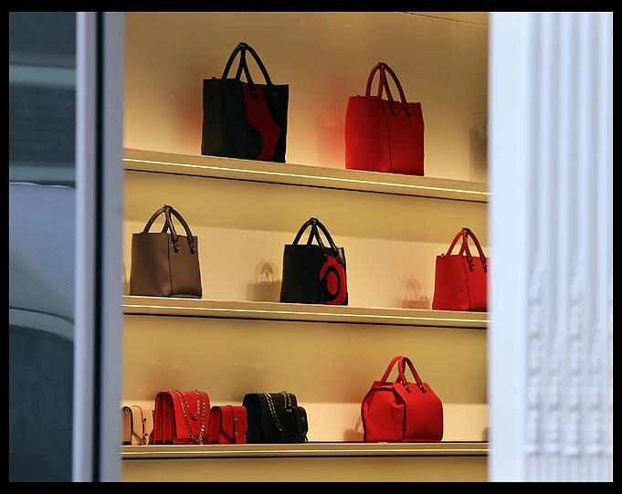 Victoria Beckham eröffnet ihre eigene Mode-Boutique in London. Mit dabei: ihre Eltern, Schwester und natürlich David Beckham.