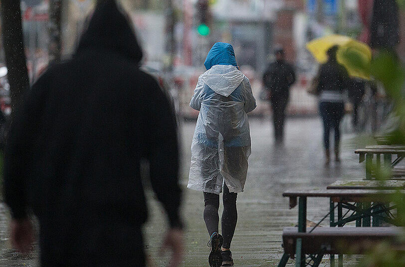 Regen, Regen, Regen: Das Wetter soll sich zumindest bis Pfingstmontag nicht bessern. Örtlich steigt die Hochwasser-Gefahr.