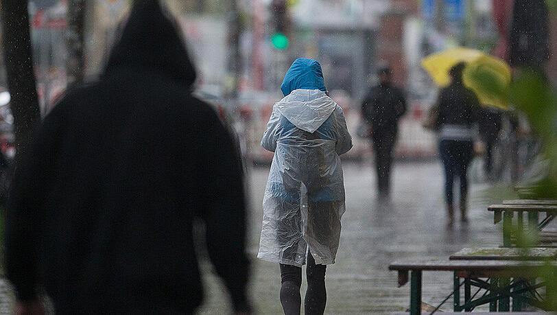Regen, Regen, Regen: Das Wetter soll sich zumindest bis Pfingstmontag nicht bessern. Örtlich steigt die Hochwasser-Gefahr. Regen, Regen, Regen: Das Wetter soll sich zumindest bis Pfingstmontag nicht bessern. Örtlich steigt die Hochwasser-Gefahr.