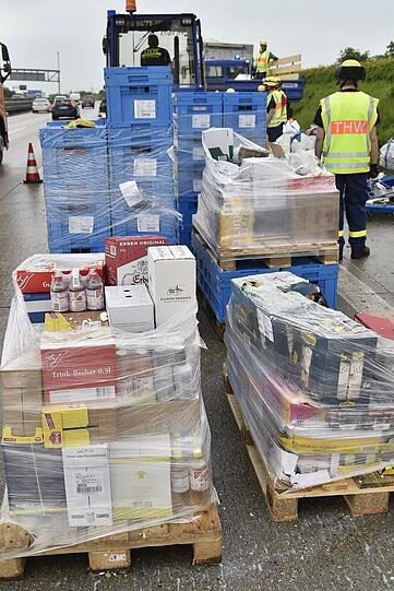 Ein schwerer Lkw-Unfall auf der A92 sorgte für erhebliche Behinderungen am Dienstag - die Bilder vom Bergungseinsatz.
