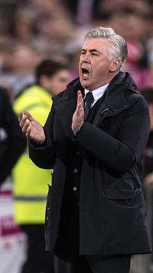 Trainer Carlo Ancelotti beobachtete den Härtetest vor dem Bundesliga-Rückrundenauftakt am kommenden Freitag in Freiburg.