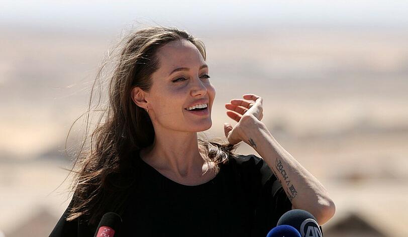 Nach ihrem Oscar für ihre Nebenrolle in "Durchgeknallt" (2000) könnte Angelina Jolie bei der nächsten Oscarverleihung einen weiteren bekommen: Als Regisseurin des Dramas "Der weite Weg der Hoffnung" in der Kategorie "Bester Fremdsprachiger Film".