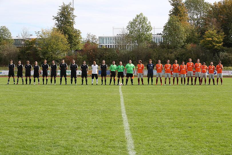 Danke, Jungs! Beide Mannschaften zeigten, dass sie vollkommen zurecht in der 1. Liga der Royal Bavarian Liga stehen, die von Stefan Mohme (nicht im Bild) und seinem Team seit Jahren höchst profesionell geleitet wird.