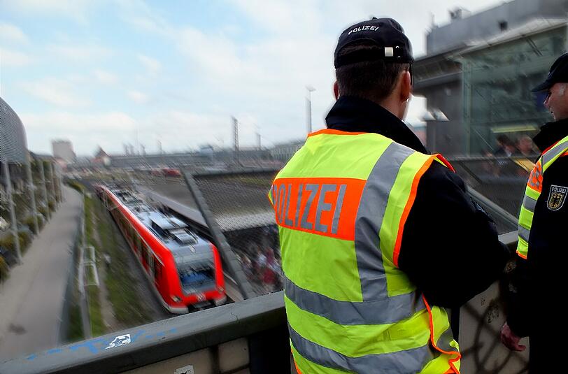 Einer der drei Kontrahenten fiel in die Gleise.