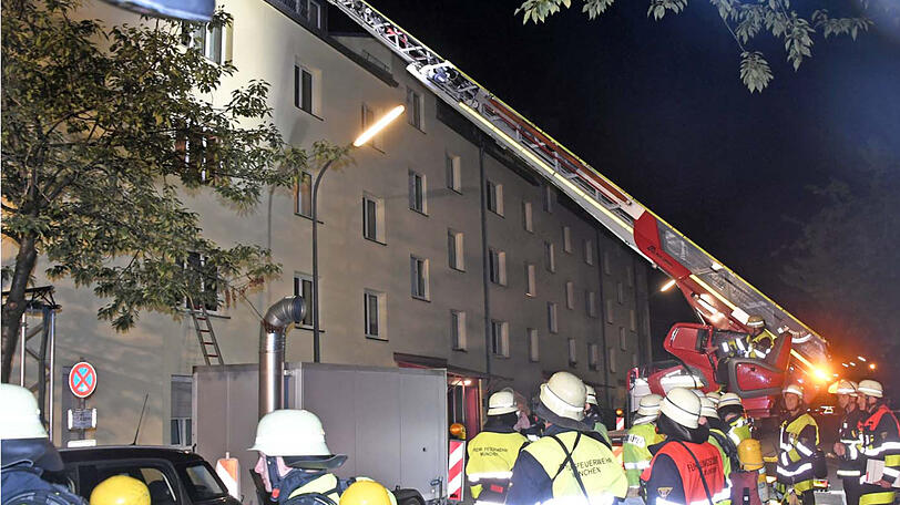 Mindestens drei Menschen wurden bei dem Brand verletzt.