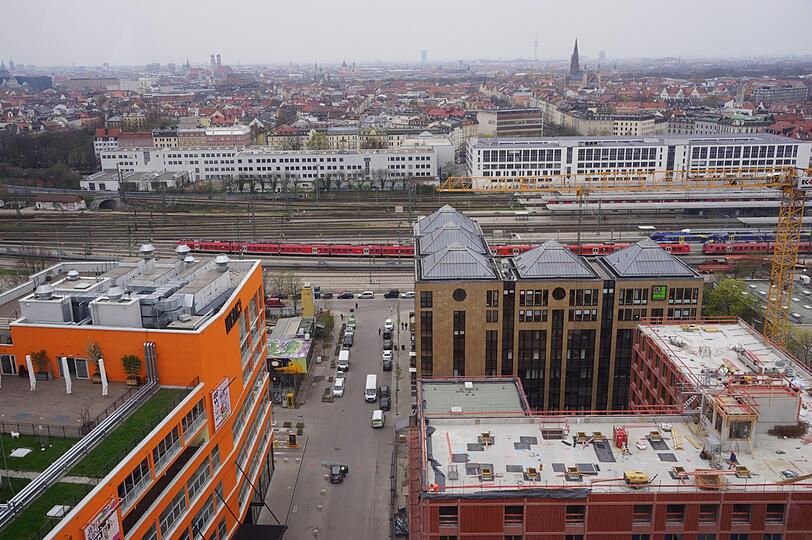 Fertig: Das Riesenrad "Hi-Sky" am Ostbahnhof, Münchens neue Attraktion. Hier erste Blicke von ganz oben.