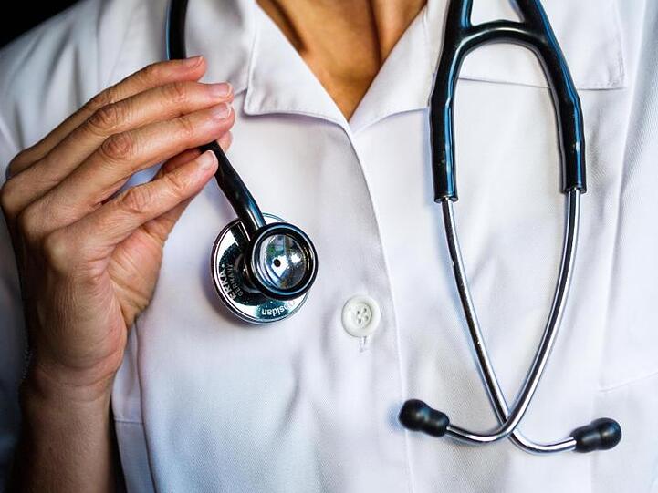 Eine Ärztin hält ein Stethoskop in den Händen. Von den insgesamt mehr als vier Millionen Erwerbstätigen in Gesundheits- und Pflegeberufen haben Ärzte die längsten Arbeitszeiten.