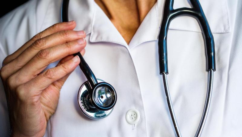 Eine Ärztin hält ein Stethoskop in den Händen. Von den insgesamt mehr als vier Millionen Erwerbstätigen in Gesundheits- und Pflegeberufen haben Ärzte die längsten Arbeitszeiten. Eine Ärztin hält ein Stethoskop in den Händen. Von den insgesamt mehr als vier Millionen Erwerbstätigen in Gesundheits- und Pflegeberufen haben Ärzte die längsten Arbeitszeiten.