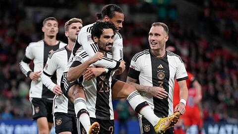 Ilkay Gündogan (M) bejubelt sein Tor zum 1:0 mit den Teamkameraden.