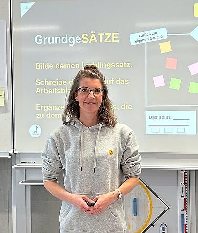 Lehrerin Isabell Ciavarrella macht den Workshop mit der 9. Klasse.