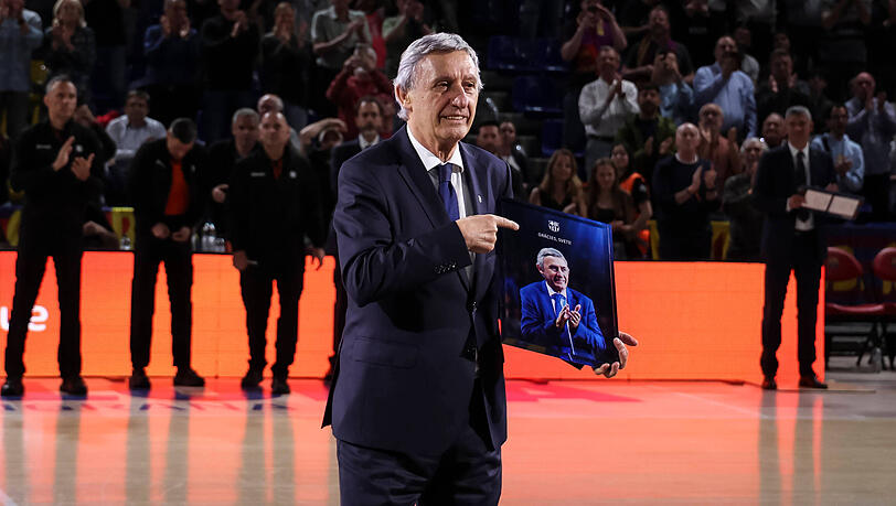 Sichtlich bewegt: Bayern-Trainer Svetislav Pe&scaron;ić bei der Ehrung in Barcelona.