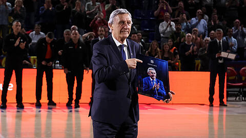 Sichtlich bewegt: Bayern-Trainer Svetislav Pe&scaron;ić bei der Ehrung in Barcelona.