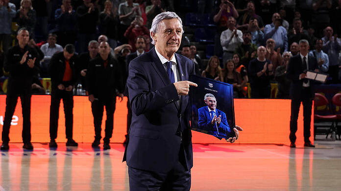 Sichtlich bewegt: Bayern-Trainer Svetislav Pe&scaron;ić bei der Ehrung in Barcelona.