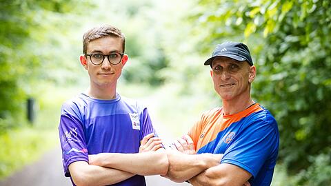 Fynn Thome (18, l.) und sein Vater Martin Thome trainieren gemeinsam in einem Wald bei Lebach f&uuml;r die Special Olympics Nationalen Spiele Saarland 2026.