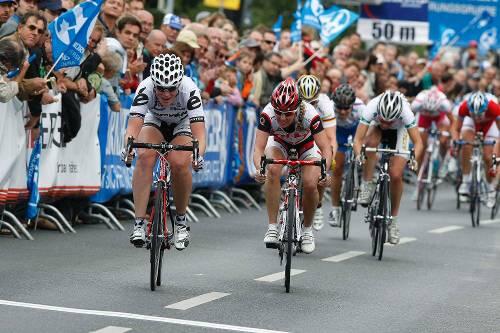 Endspurt beim Altstadt-Rennen: Siegerin Kirsten Wild (Niederlande) vor der Australierin Rochelle Gilmore.