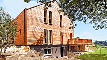 Fertighäuser sind eine Alternative zu massiv gebauten Häusern – und punkten mit Planungssicherheit und hoher Energieeffizienz. Fertighäuser sind eine Alternative zu massiv gebauten Häusern – und punkten mit Planungssicherheit und hoher Energieeffizienz.