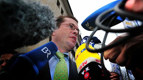 Verteidigungsminister im Belagerungszustand: Karl-Theodor zu Guttenberg vor der Münchner CSU-Parteizentrale.