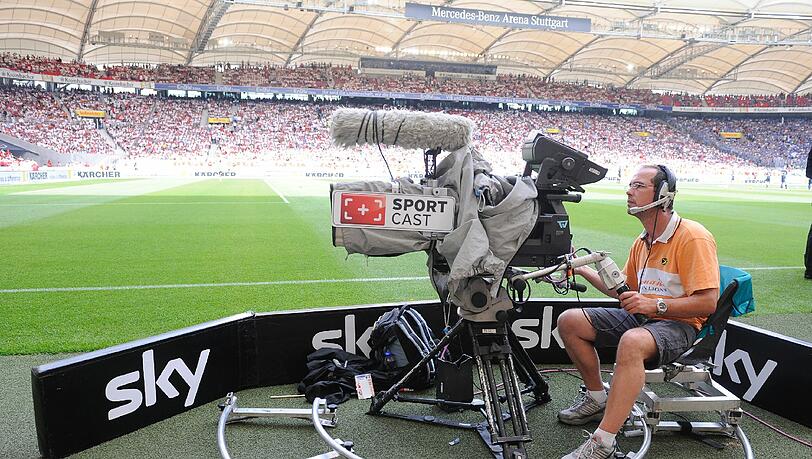 Sky überträgt die Bundesliga derzeit im Bezahlfernsehen. Sky überträgt die Bundesliga derzeit im Bezahlfernsehen.