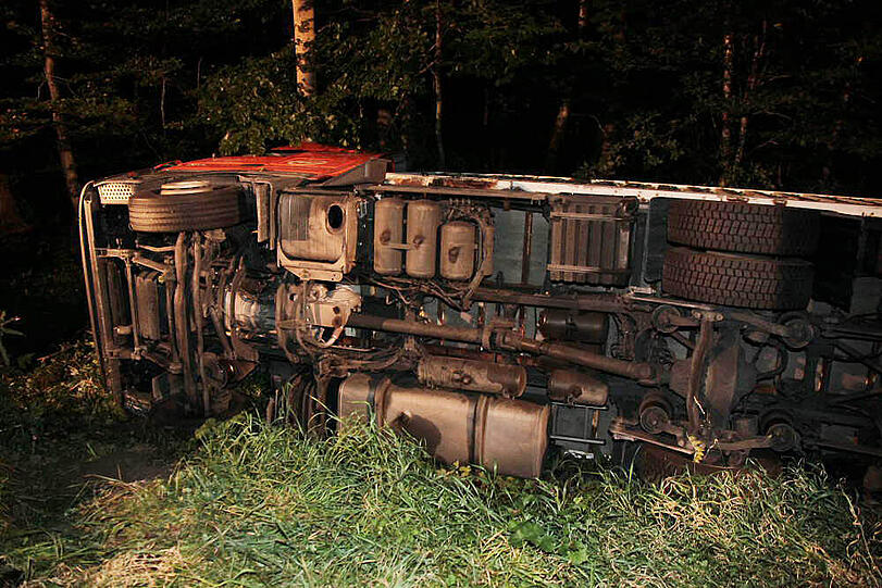 B12 zwischen Maitenbeth und Hohenlinden: Lkw kippt um - Fahrer eingeklemmt - Bayern - Abendzeitung München
