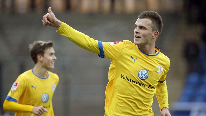 2:1 gewinnt Eintracht Braunschweig beim FSV Frankfurt. Orhan Ademi jubelt nach seinem Treffer zum 0:2 2:1 gewinnt Eintracht Braunschweig beim FSV Frankfurt. Orhan Ademi jubelt nach seinem Treffer zum 0:2