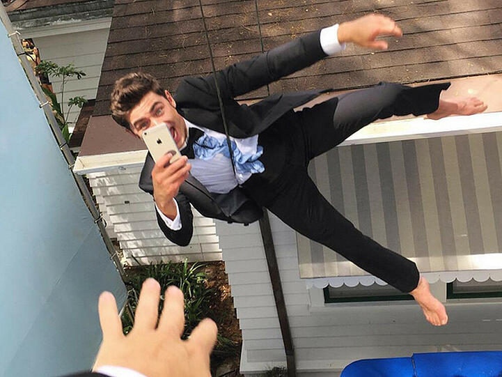 Zac Efron hebt beim Trampolinspringen ab vor Freude